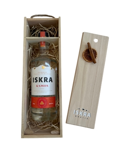 Rakija u drvenoj poklon kutiji Fotografija Rakija u drvenoj poklon kutiji
